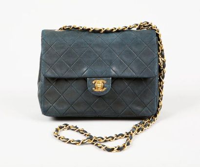 CHANEL Sac 20 cm en cuir agneau matelassé noir, fermeture siglée métal doré sur rabat,...