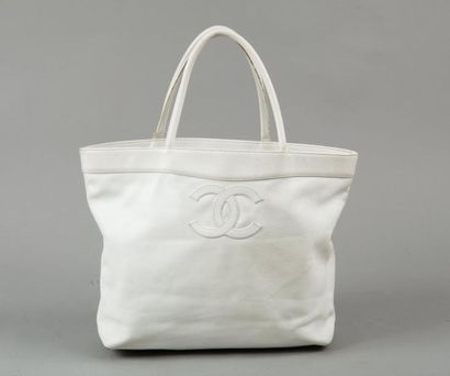 CHANEL Sac cabas 34 cm en cuir grené blanc, double poignée. (Usure à un coin, légères...