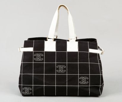 CHANEL Sac cabas en toile noir à surpiqûres blanches à effets de damier, pattes de...