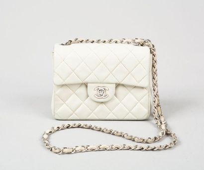 CHANEL Sac 17 cm en cuir agneau matelassé mastic, fermeture siglée en palladium sur...