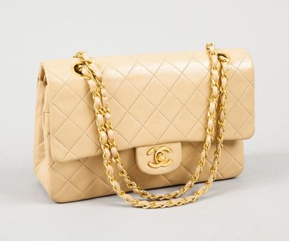 CHANEL Sac 2.55 25 cm en cuir agneau matelassé beige, fermeture siglée métal doré...