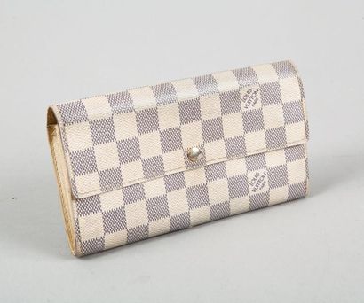 LOUIS VUITTON Portefeuille, porte-monnaie, porte-cartes «Sarah» en toile damier blanc...