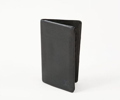 LOUIS VUITTON Porte-cartes en cuir épi noir, poche intérieure. (Coutures légèrement...