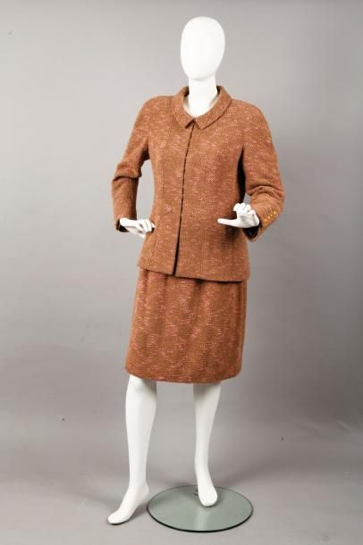 CHANEL Tailleur comprenant une veste en laine bouclette chinée vieux rose et beige,...