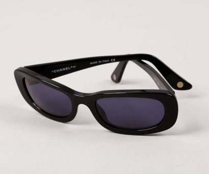 CHANEL Paire de lunettes de soleil en composite noir à verres fumées