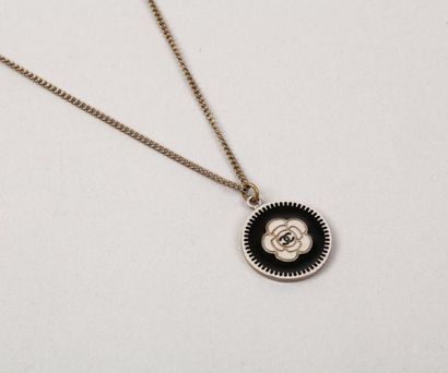 CHANEL Sautoir chaîne métal argenté agrémenté d'un médaillon émaillé noir orné d'un...