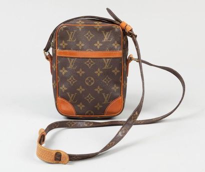 LOUIS VUITTON Sac «Danube» en toile monogram et cuir naturel, fermture éclair, anse...