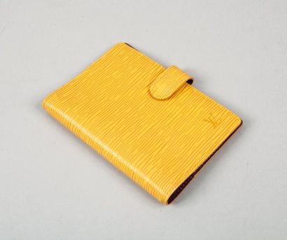 LOUIS VUITTON Enveloppe de répertoire en cuir épi jaune, intérieur à compartiments...