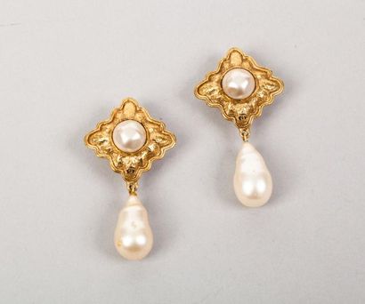 CHANEL Paire de boucles d'oreille en métal doré orné au centre d'une perle blanche...