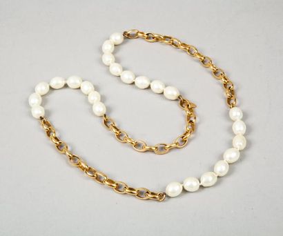 CHANEL Sautoir à maillons métal doré et perles. 43 cm