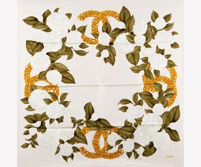 CHANEL Carré en soie imprimée à décors de roses blanche et de chaîne doré. Très bon...