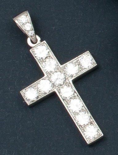 null Pendentif "Croix" en or gris serti de diamants taillés en brillant. Poids: 3,3...