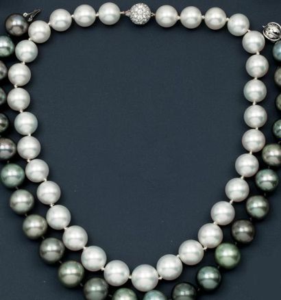 null Collier de vingt-cinq perles de culture grises de Tahiti, fermoir en or gris....