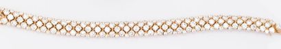 VAN CLEEF & ARPELS Bracelet ligne en or jaune entièrement pavé de diamants taillés...