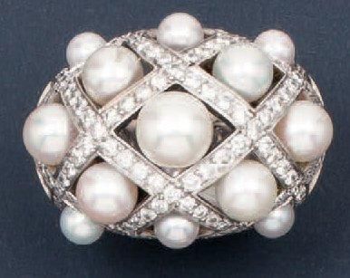 CHANEL "Baroque" Bague en or gris à motifs croisés sertie de perles de cultures alternées...