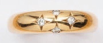 CHAUMET "Anneau" Bague jonc en or jaune ornée de quatre diamants taillés en brillant...