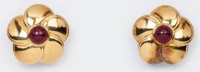 VAN CLEEF & ARPELS Paire de clips d'oreilles "Fleur" en or jaune ornés chacun d'un...