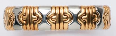 BULGARI Bracelet jonc semi-rigide en or jaune et acier. Signé Bulgari et numéroté....
