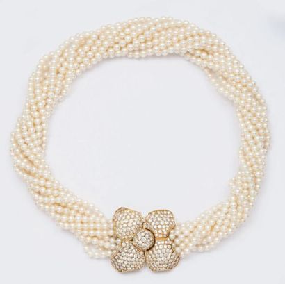 null Collier de 11 rangs de perles de culture torsadé, le fermoir fleur en or jaune...