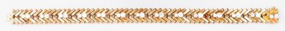 VAN CLEEF & ARPELS Bracelet articulé en or jaune à maillons "Chevrons" serti de 28...