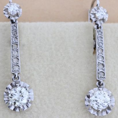 null Paire de pendants d'oreilles en or gris ornés chacun de diamants taillés en...