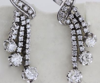  Paire de pendants d'oreilles en or gris ornés chacun de trois diamants taillés en...