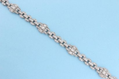 null Bracelet articulé en or gris à motifs géométriques sertis de diamants. Epoque...