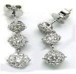  Paire de pendants d'oreilles en or gris ornés de trois motifs ronds pavés de diamants....