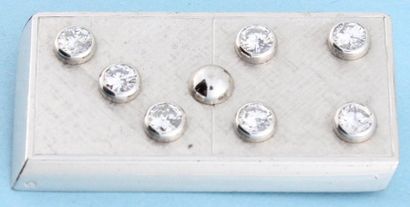  Broche "Domino" en or gris ornée de diamants taillés en brillant. P. 20,1g