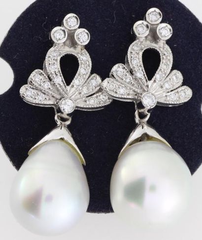  Paire de pendants d'oreilles en or gris ornés chacun d'une perle de culture poire...