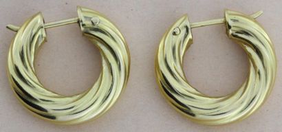 Paire d'anneaux d'oreilles en or jaune torsadé....