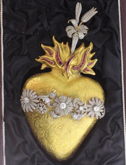  Reliquaire en or de deux couleurs ciselé représentant un coeur flamboyant à décor...