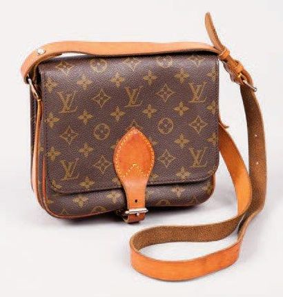 LOUIS VUITTON Sac «Saint Cloud» en toile monogram et cuir naturel, fermoir languette,...