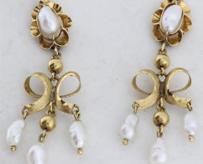 null Paire de pendants d'oreilles "Noeud" en or jaune ornés de perles en pampille....