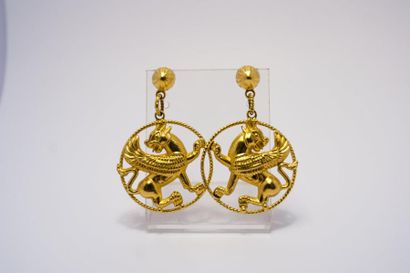 null Lot en or jaune à décor de sphynges comprenant: une paire de pendants d'oreilles...