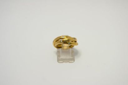 CARTIER "TRINITY" Bague trois anneaux en or jaune ornée de diamants. Signée Cartier...