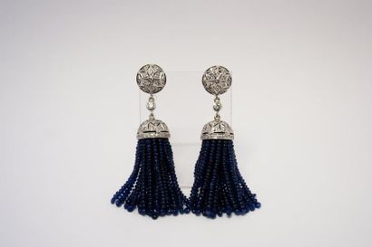 null Paire de pendants d'oreilles en or gris ornés d'un motif ajouré serti de diamants...