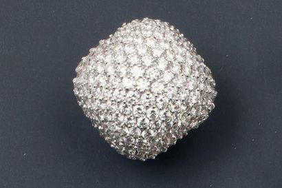 null Importante bague "Dôme" en or gris entièrement pavée de diamants pavée de diamants...