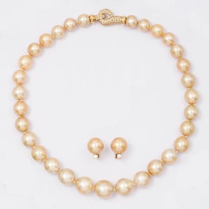 null Parure en or jaune comprenant un collier de perles de culture gold des Mers...
