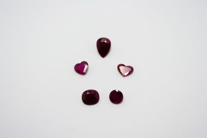 null Lot de cinq rubis taillés en coeur, poire, ovale et brillant. Poids total: 11,58...