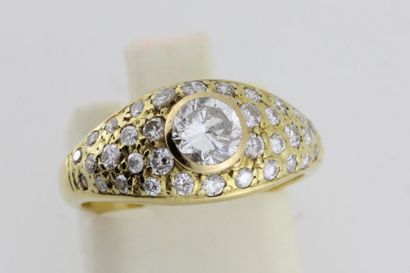 null Bague en or jaune ornée d'un diamant taillé en brillant dans un pavage de diamants...