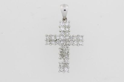 null Pendentif "Croix" en or gris orné de diamants princesse. P 2,5 g