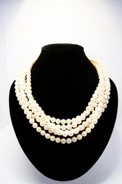 null Lot de cinq rangs de perles de culture japonaise AKOIA. Diamètre: 7 mm
