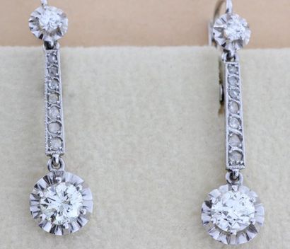 null Paire de pendants d'oreilles en or gris ornés chacun d'une ligne de diamants...