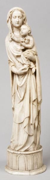 null STATUE en ivoire sculpté représentant la Vierge et l'Enfant Jésus. Style gothique....