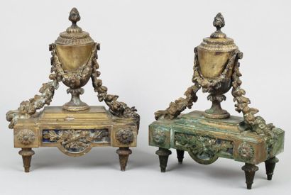 null PAIRE DE CHENETS en bronze à décor de pot à feu et guirlandes. Style Louis XVI...
