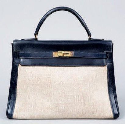 HERMES Paris Sac "Kelly" 32 cm en toile chinée beige et cuir marine, attaches et...