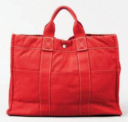 HERMÈS Paris, made in France Sac "Toto bag" 42 cm en toile rouge à surpiqûres blanches,...