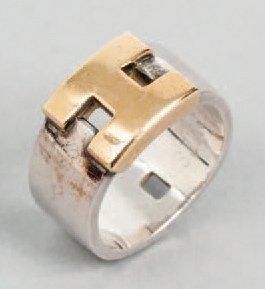 HERMES Paris Bague en argent rehaussée d'un "H" en vermeil. T. 50. Poids: 8,4 grs...