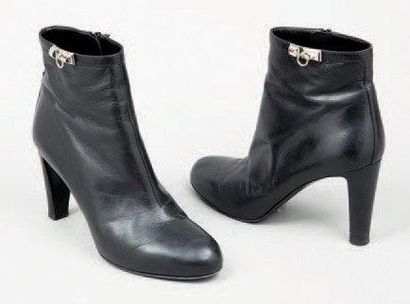 HERMES Paris made in Italy Paire de boots zippées à talons en cuir noir, côtés ornés...